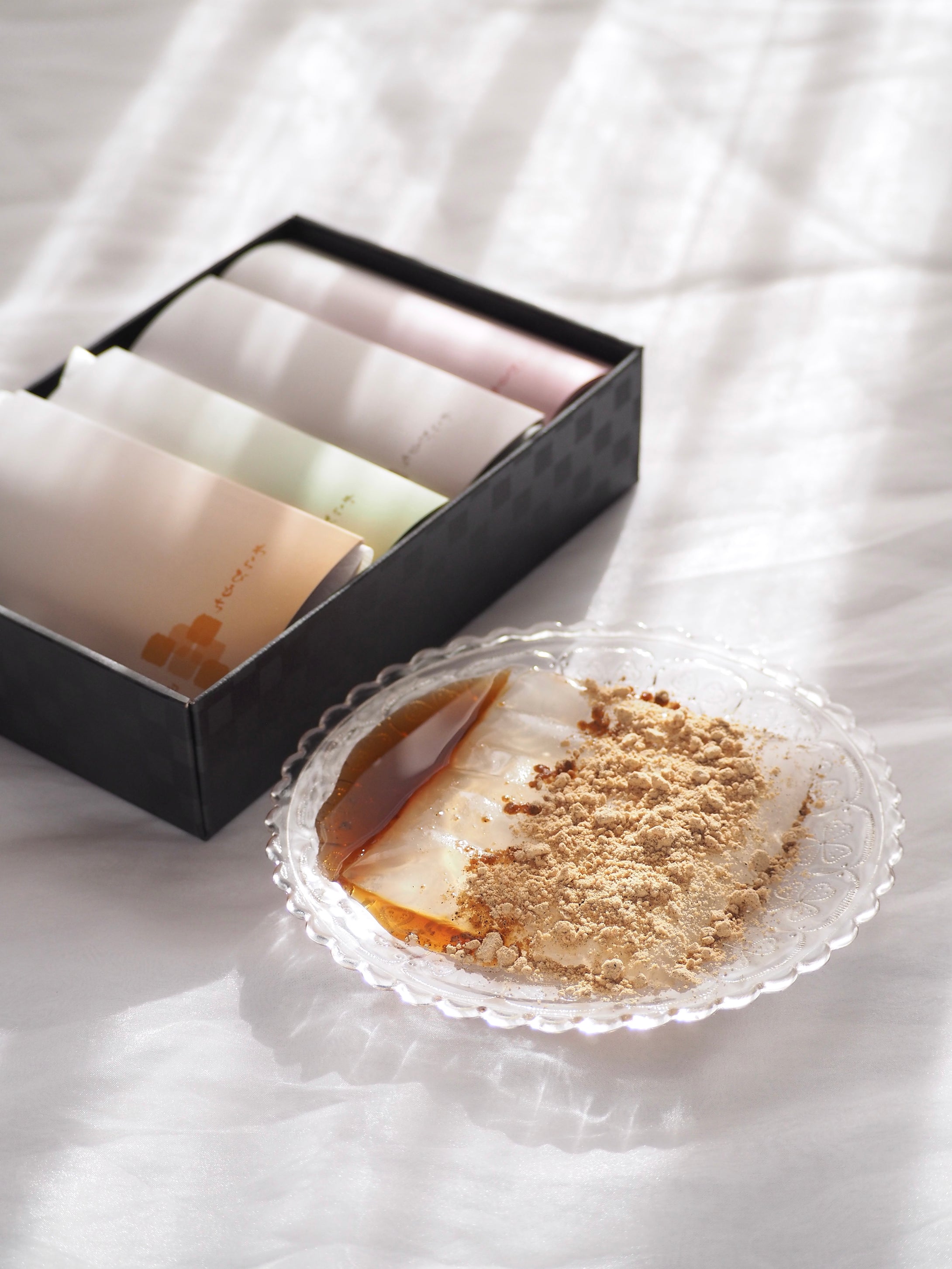 お歳暮ギフト人気NO1【GINZA芭蕉堂】　157年の歴史と職人技。湯煎5分で、とろける【炊き立て】の感動を！＜銅釜直火炊き＞ 本造り笑来美餅（わらび餅）4個ギフト