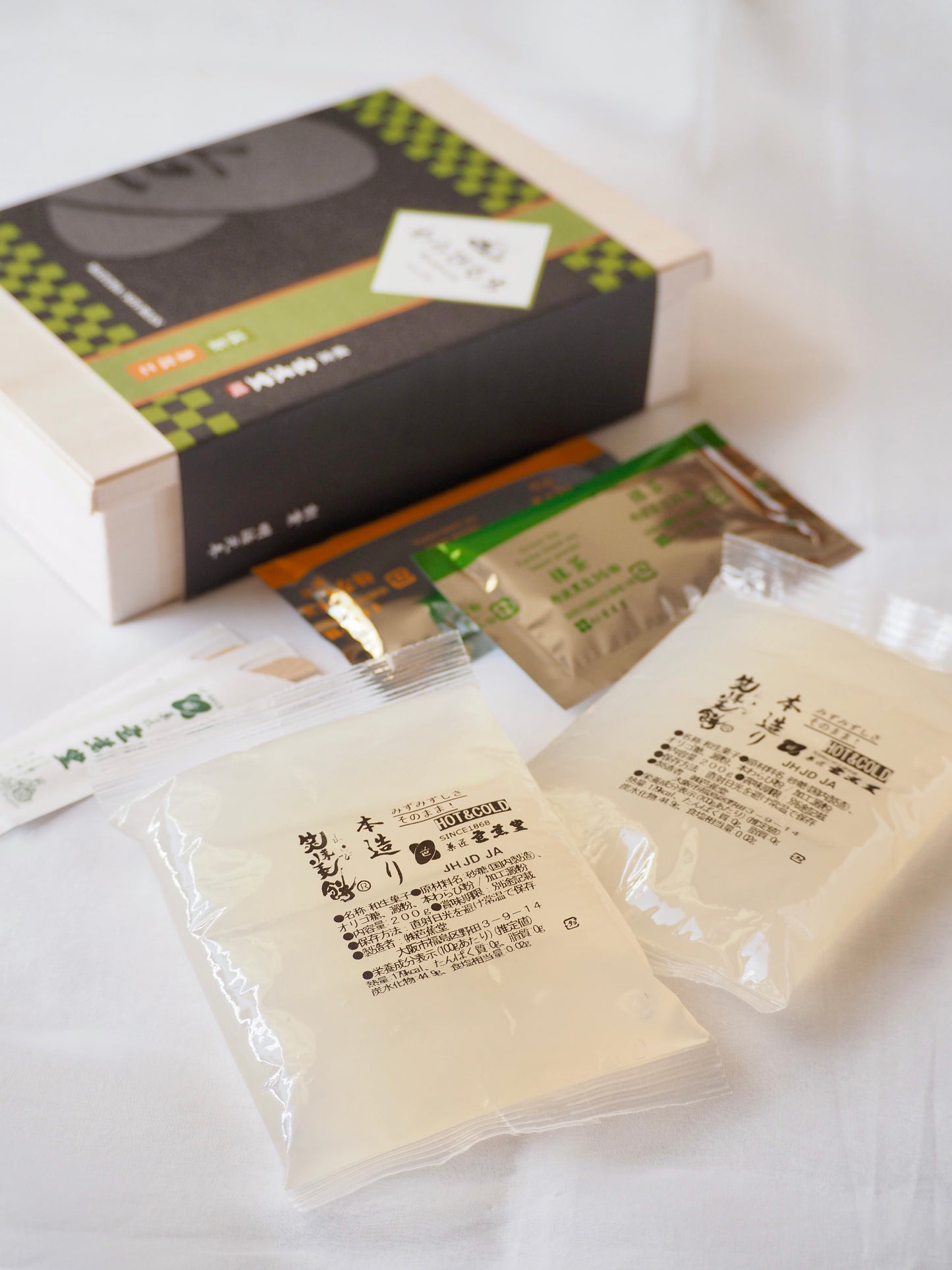 ＜木箱＞本造りわらび餅　きな粉 と抹茶セット